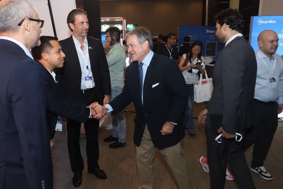 Encuentro con asistentes en el pabellón de RE+ Centroamérica 2026